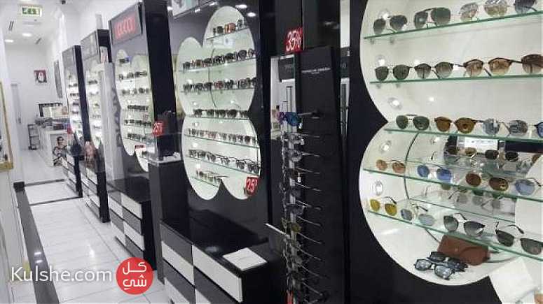 محل لبيع النظارات الشمسيه والطبيه ... - Image 1