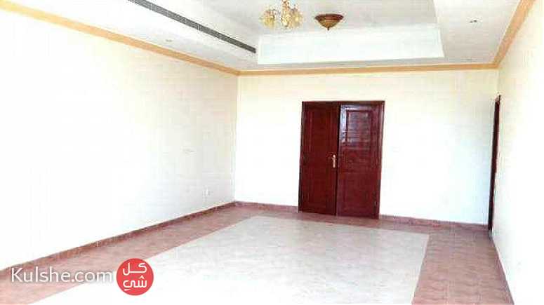 للايجار شقة 4 غرف نوم مجلس شارع الصاروج - Image 1