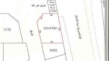 للبيع أرض في صدد قريبة من دوار 18 منطقة راقية وتقع على شارعين 432.7 مترمربع