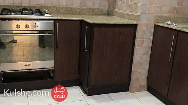 للإيجار شقة راقية في جبلة حبشي تتكون من غرفتين وحمامين وصالة ومطبخ ومصعد وم - صورة 1