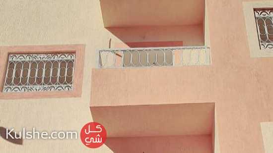 شقة مساحتها 46م²، مطبخ مجهز، ، غرفة، طريق الدار البيضاء - Image 1