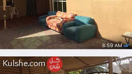 للبيع بيت عربي (شعبي) في الشارقة تقع في منطقة المرقاب تتكون من 9 غرف ومجلس - صورة 1