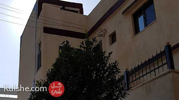 شقة طابقية طابق ثاني للايجار بحي رمزي بالزرقاء - Image 1