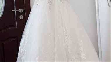 فستان زفاف للبيع ملبوس مرة واحدة فقط معه جيبون يلبس حتى 75 ب1800 السعر قابل