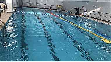 تدريب سباحة للكبار والأطفال