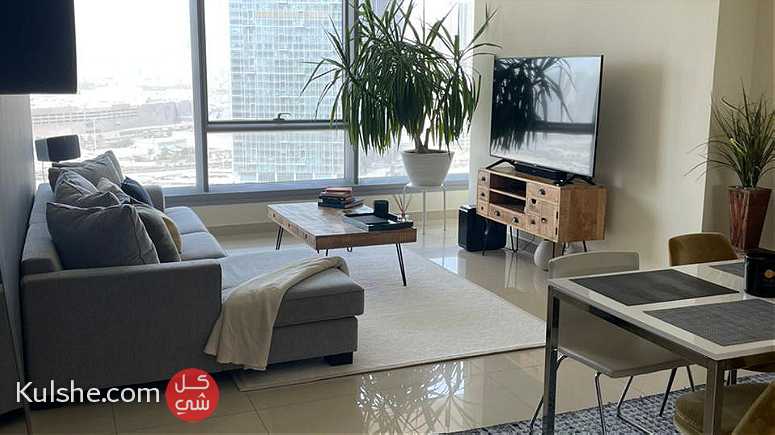 شقة غرفة  و غرفة للدراسة   على مساحة 1014 قدم   بسعر 1000 000 درهم - Image 1