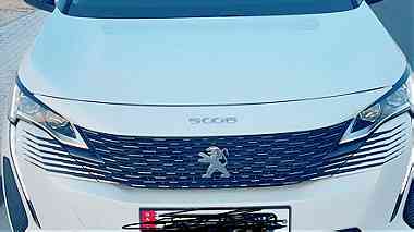 سيارة بيجو 5008