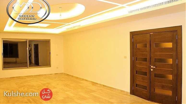 شقة جديدة للبيع في حي الصحابة مساحة 200م طابق أول تشطيبات وديكورات فاخرة - Image 1