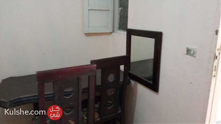 غرفة بشقة مفروشة للإيجار بموقع متميز بالشوربجي بالقرب من جامعة القاهرة - صورة 1