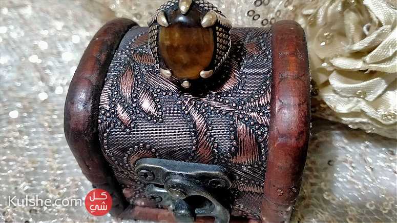 حجر عقيق يمني مشغول بعناية فائقة - Image 1