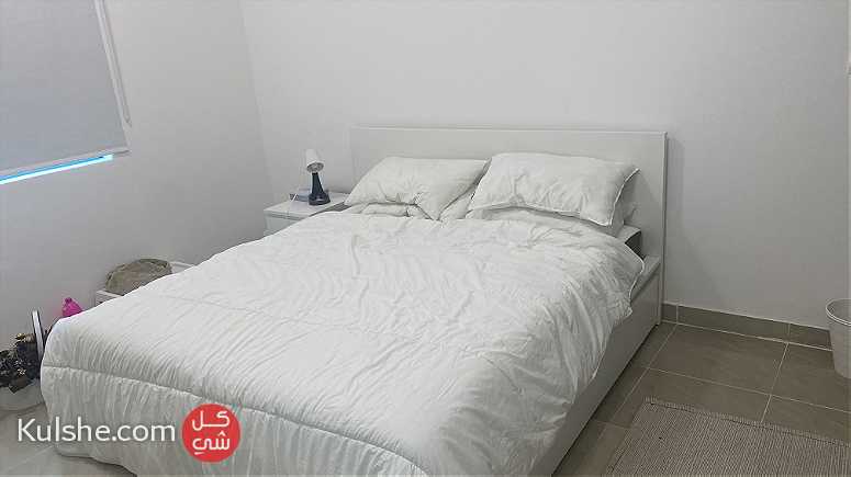 شقة ممتازة غرفة و صالة و حمامين في اقرب نقطة الى دبي - Image 1