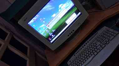 شاشة كمبيوتر مع الكي بورد والماوس ب ٣٠٠ جنيه