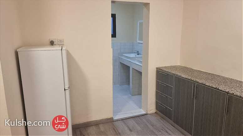 fully furnished studio flat for rent in zinj area - صورة 1