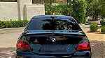 BMW 530i موديل 2006 لون أسود للبيع - صورة 4