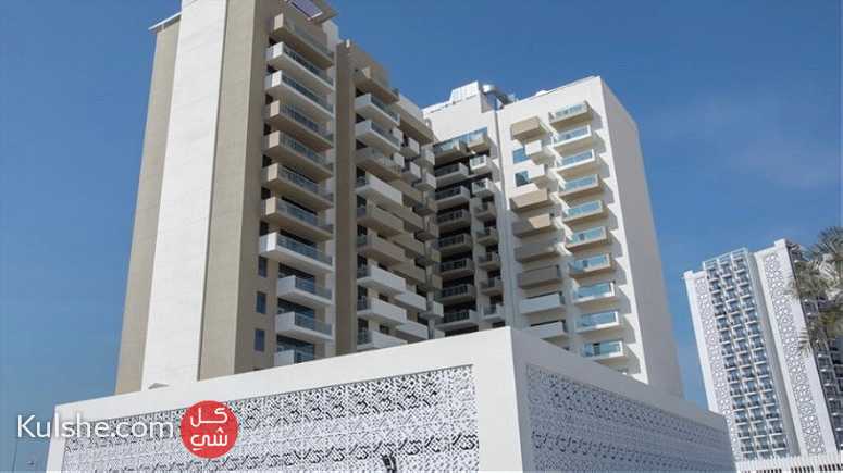 شقة غرفة وصالة على شارع الأصايل ب697 ألف درهم تسليم فوري - Image 1