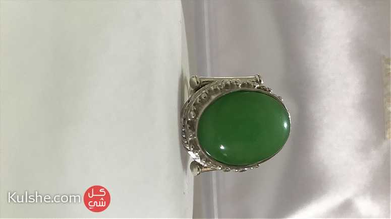 حجر جاد للبيع في المغرب متوج لخاتم صياغة يدوية - Image 1