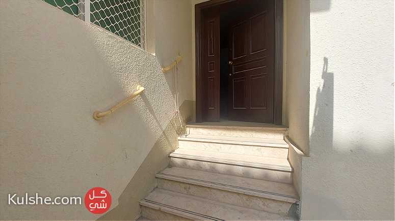 فيلا 6 غرف و مجلس للإيجار في منطقة الزعاب - Image 1