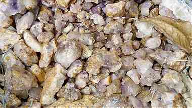 أحجار كريمة حقيقية من غرب إفريقيا.