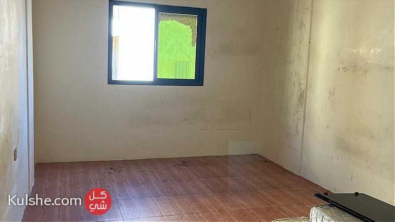 شقه 2 غرفه نوم مع الكهرباء للايجار في الحوره بجوار مطعم بيت الكباب - صورة 1