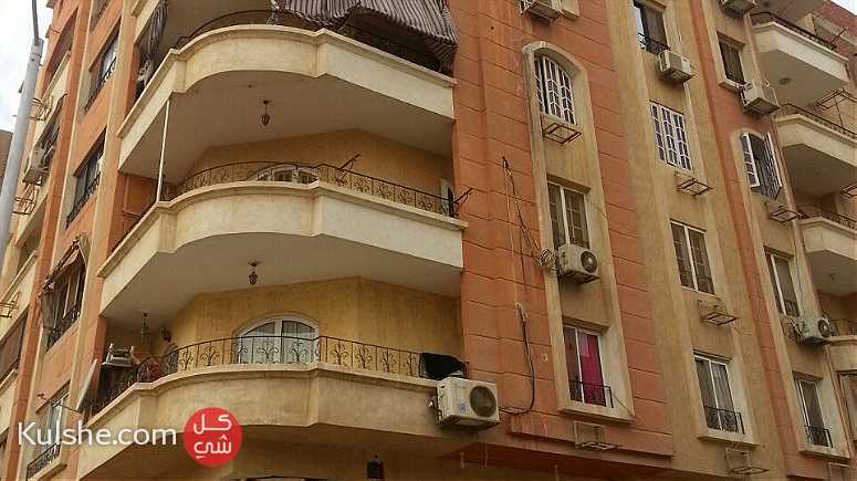 شقة للايجار الحي الرابع امام مدارس النيل المصرية  - مدينة 6 اكتوبر - صورة 1