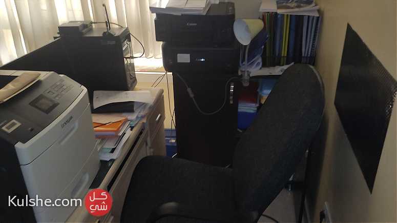 مكتب و كرسي و ارموار للترتيب - صورة 1