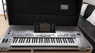 Yamaha Tyros5 keyboard