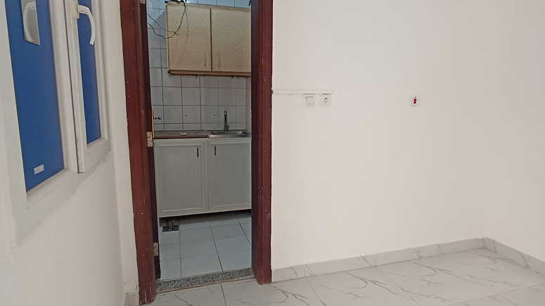 studio in AlDuhail behind Tawar Mall including kahrma and internet - Image 1