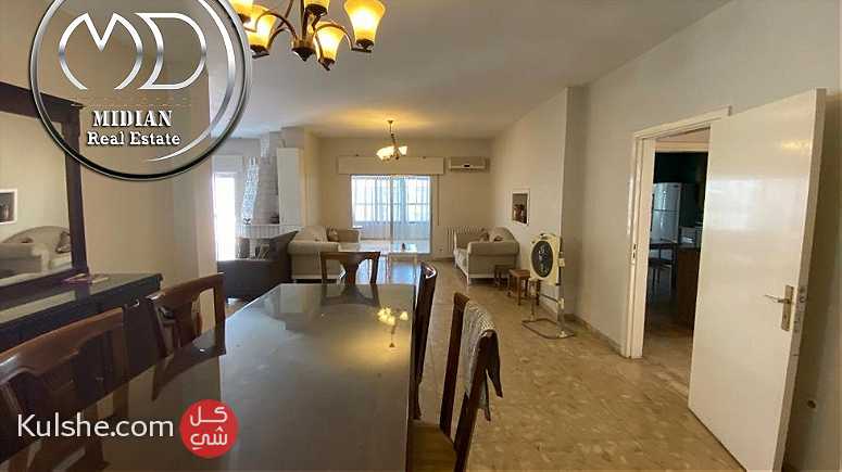 شقة طابقية للبيع جبل عمان 300م بسعر مميز تصلح تجاري او سكني . - Image 1