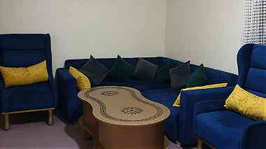 اريكة جديدة صنعة باليد مع كرسييان وطاولة لوح  اصلي اشتريت منذ ٥ اشهر