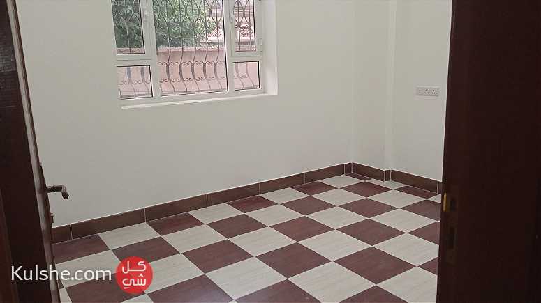 شقة للايجار في الحي السياسي 4 غرف وحمامين وصالتين ومطبخ وحوش 773231154 - صورة 1