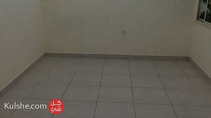 للايجار مع الكهرباء شقه 2 غرفه نوم  في الحوره في شارع الذهب - Image 1
