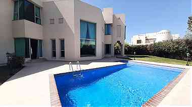 Luxury 4 bedroom villa with private pool close to saudi causeway